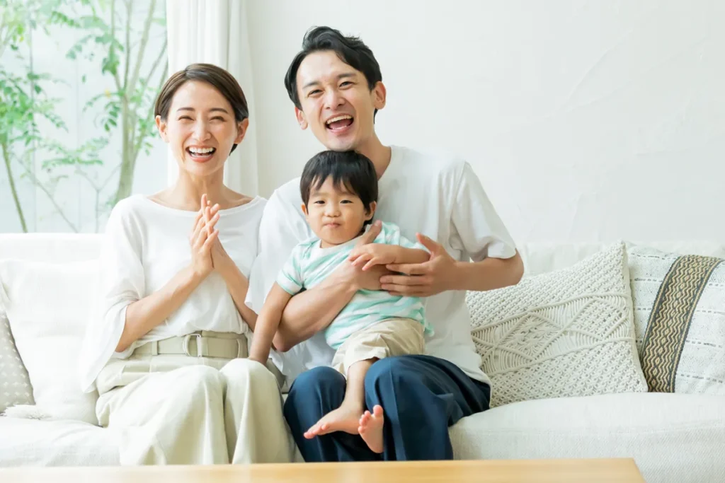 笑顔の三人家族