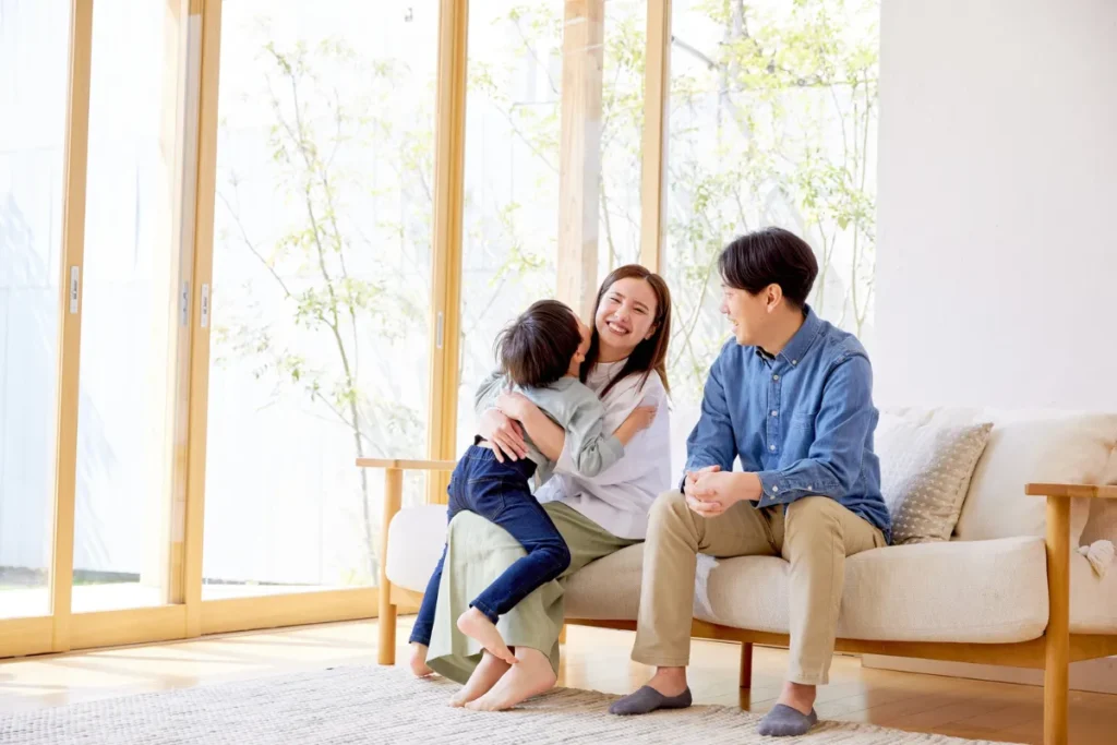 リビングで来るとぐ三人家族